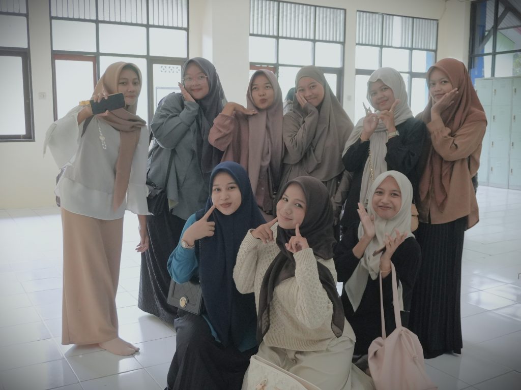 Para mahasiswi saat berfoto bersama usai mengikuti Library Tour 2025 (Foto:Humas/Rahmi Hartati)