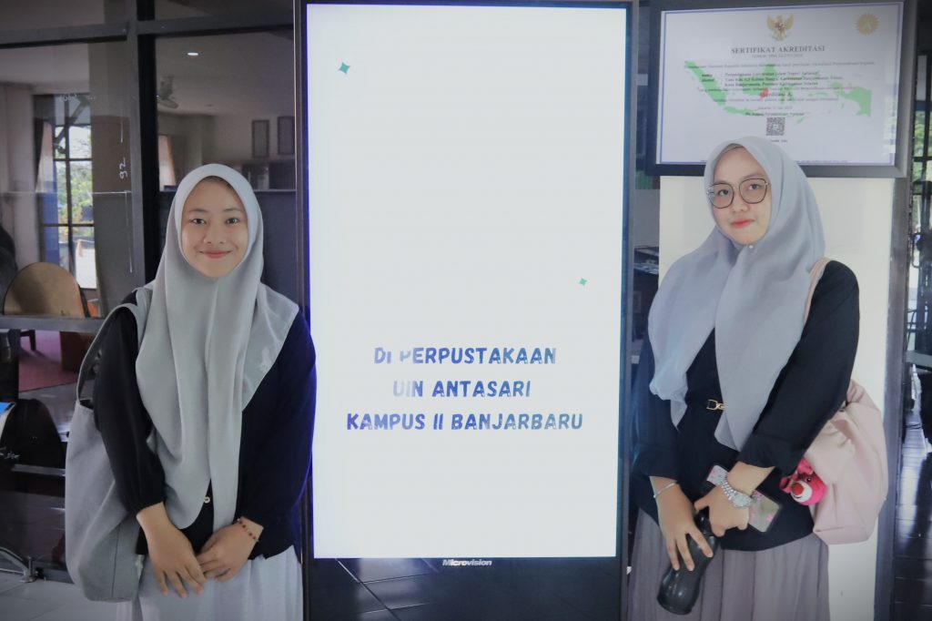 Para mahasiswi saat ceria bersiap mengikuti Library Tour 2025 (Foto:Humas/Rudy Hermawan)
