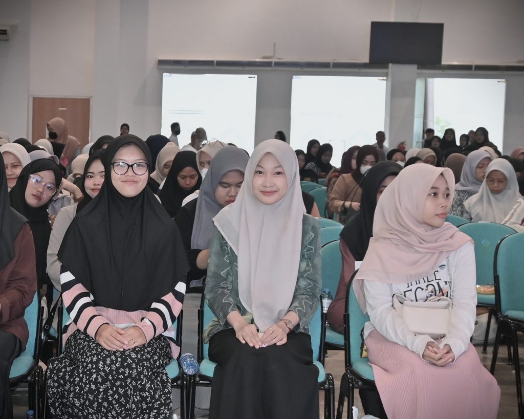Para mahasiswi saat ceria mengikuti acara (Foto:Humas/Jamal Ripani)
