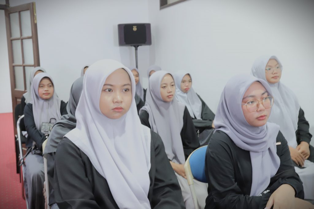 Para mahasiswi saat serius mendengarkan (Foto:Humas/Rudy Hermawan)