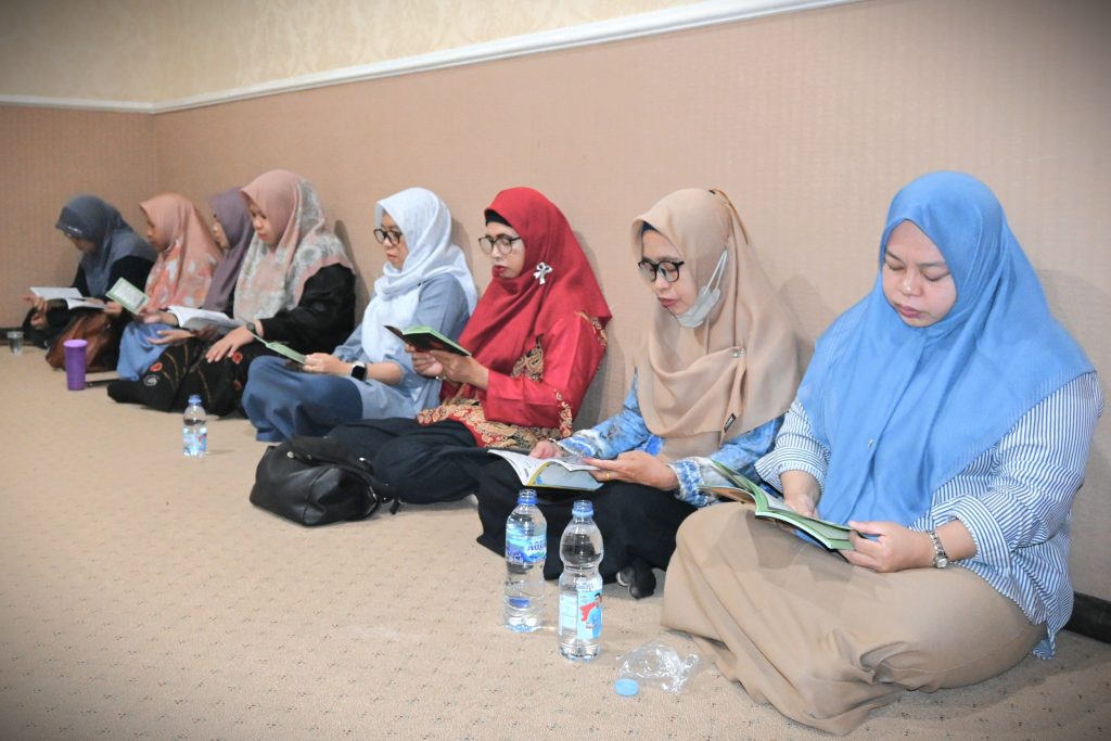 Para pegawai UIN Antasari saat khusyuk mengikuti pembacaan Burdah (Foto:Humas/Jamal Ripani)