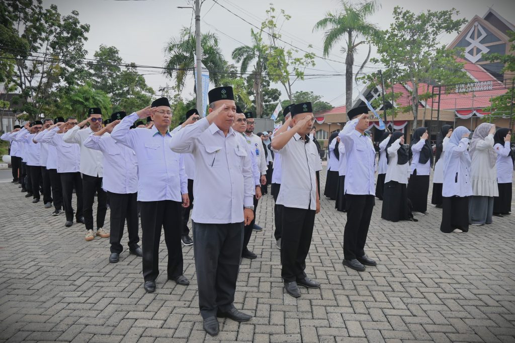Para pegawai di lingkungan rektorat saat mengikuti apel pagi (Foto:Humas/Jamal Ripani)