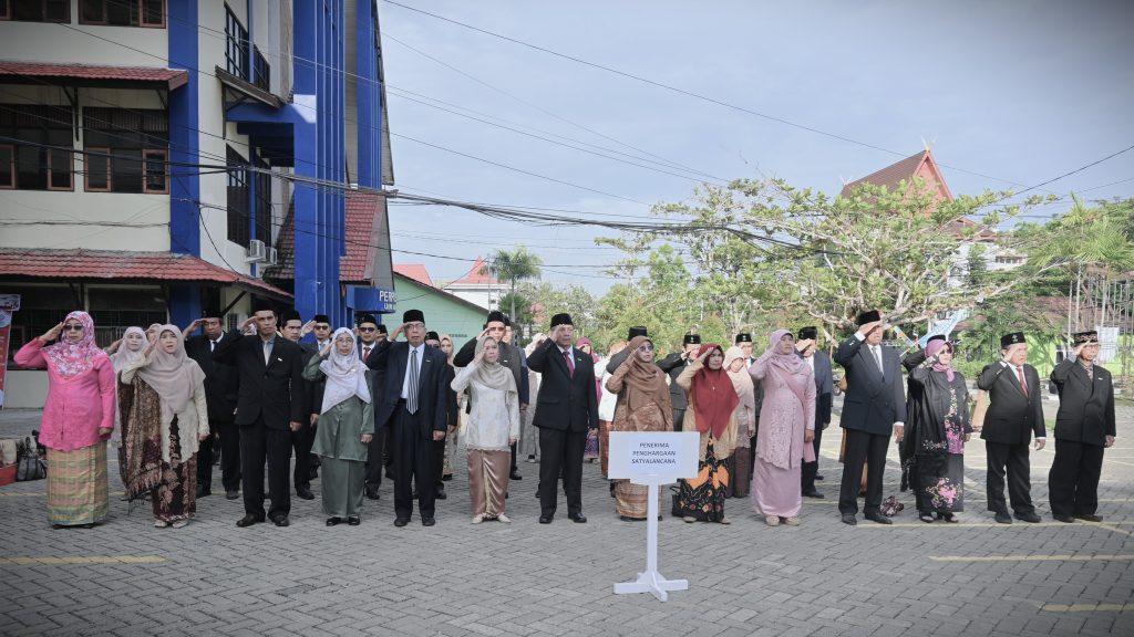 Para penerima satyalencana saat mengikuti Upacara HUT ke-80 RI (Foto:Humas/Jamal Ripani)