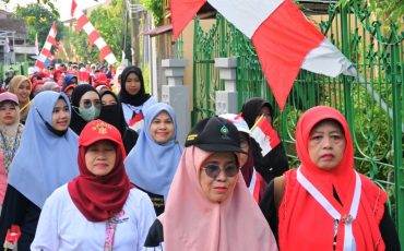 Para peserta jalan santai saat melewati Jalan Kemiri 1 (Foto:Humas)