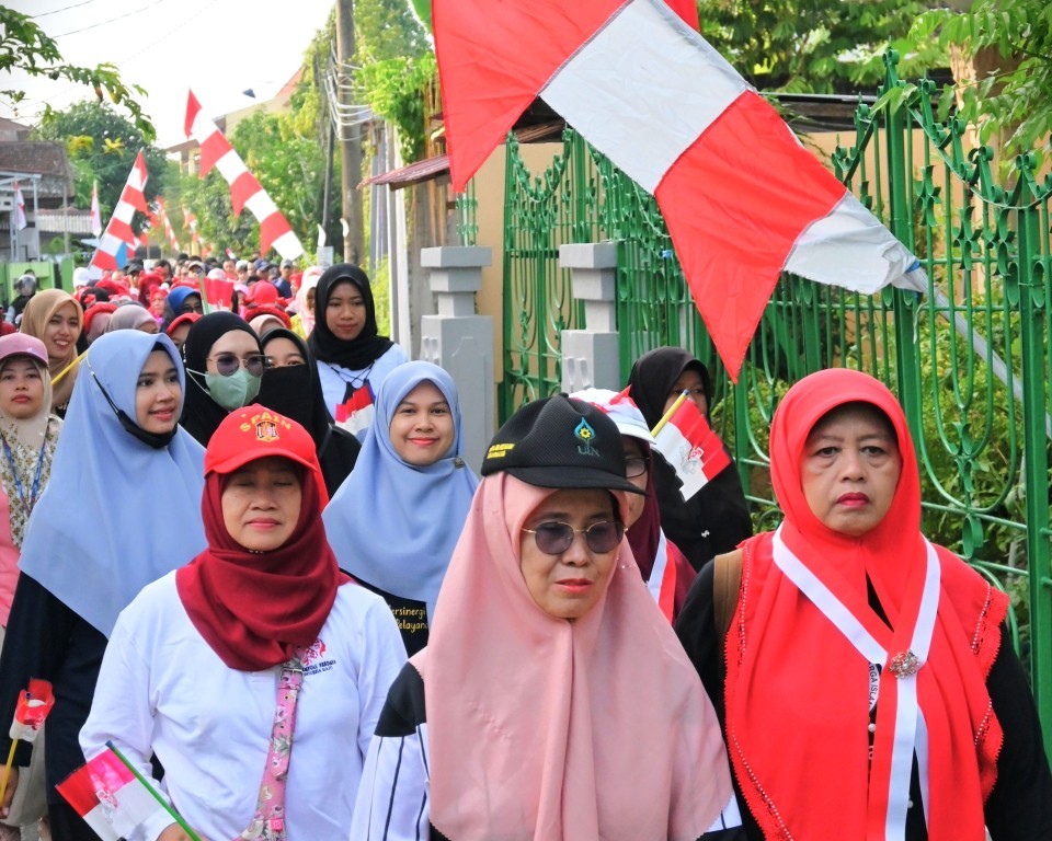 Para peserta jalan santai saat melewati Jalan Kemiri 1 (Foto:Humas)
