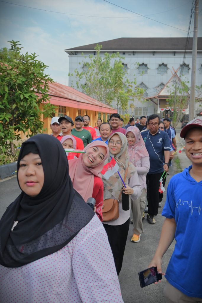 Para peserta saat bergembira mengikuti jalan santai (Foto:Humas)
