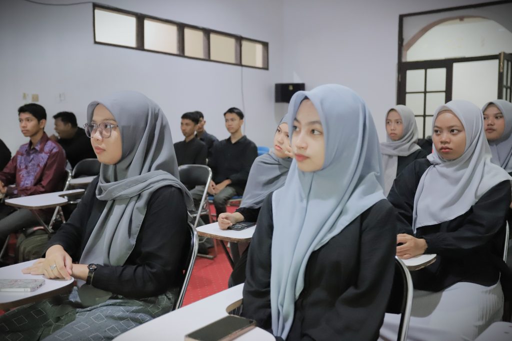 Para peserta saat dijelaskan fasilitas-fasilitas yang ada di Perpustakaan UIN Antasari (Foto:Humas/Rudy Hermawan)
