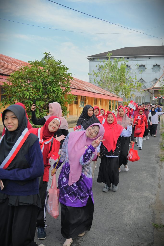 Para peserta saat melewati depan Gedung Fakultas Dakwah dan Ilmu Komunikasi Kampus 1 (Foto:Humas)