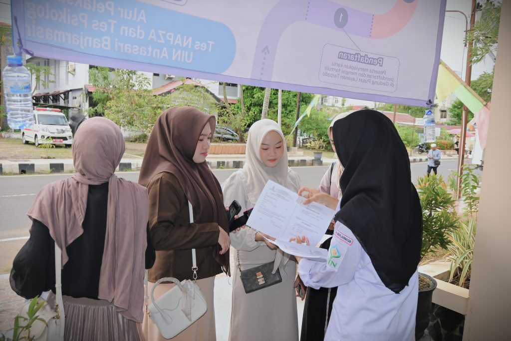 Para peserta saat menerima lembar registrasi dari petugas (Foto:Humas/Jamal Ripani)