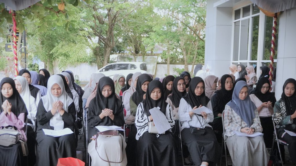 Para peserta saat mengikuti pembacaan doa bersama (Foto:Humas/Jamal Ripani)