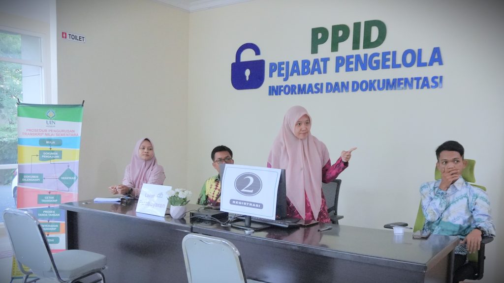 Para petugas saat bersiap melayani para mahasiswa baru (Foto:Humas/Jamal Ripani)