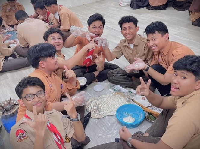 Para siswa saat ceria belajar membuat kakicak.