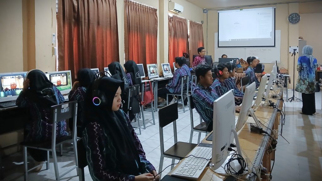 Para siswa saat mengikuti pertukaran pelajar lewat Zoom Meeting (Foto:MAN 1 Banjarmasin)