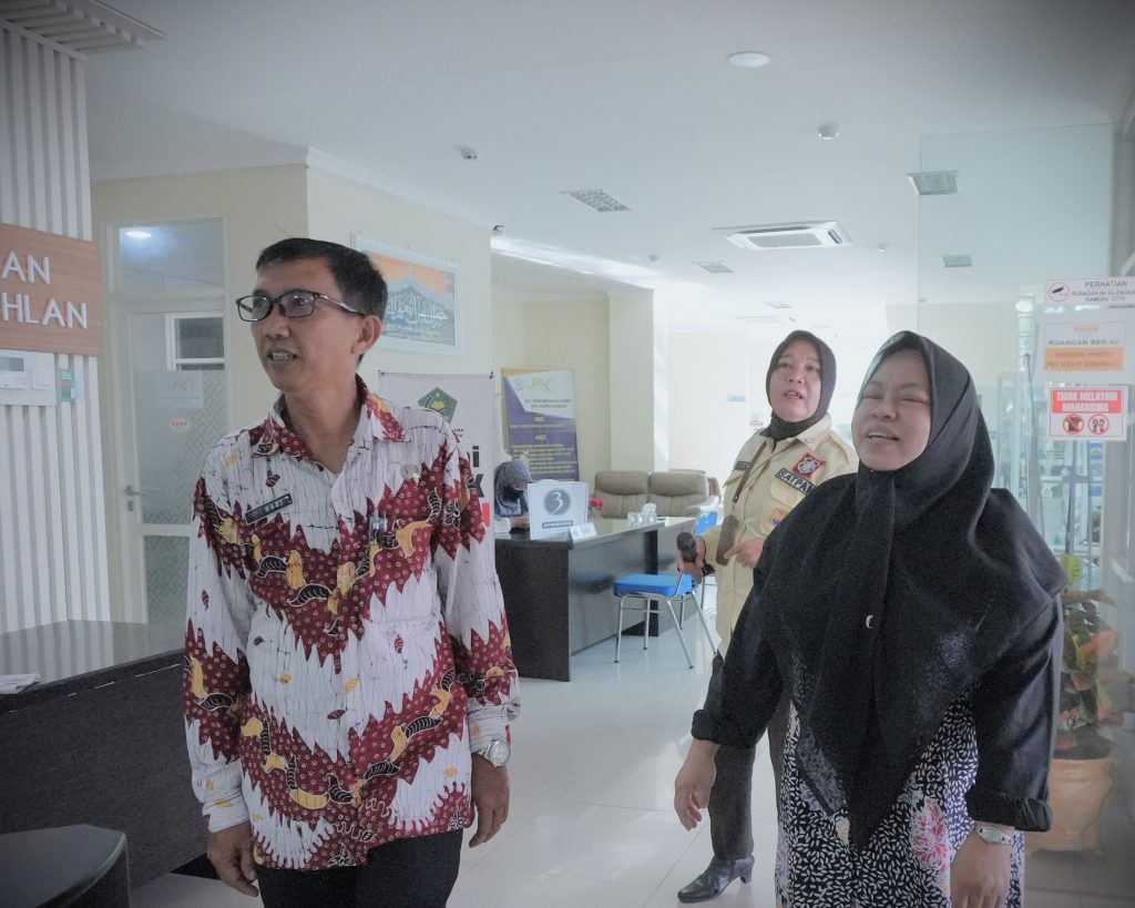 Pegawai Senior Hadi Rustami saat mendampingi Kasubbag Dr. Munisah, M.H.I. memantau kesiapan acara (Foto:Humas/Jamal Ripani)