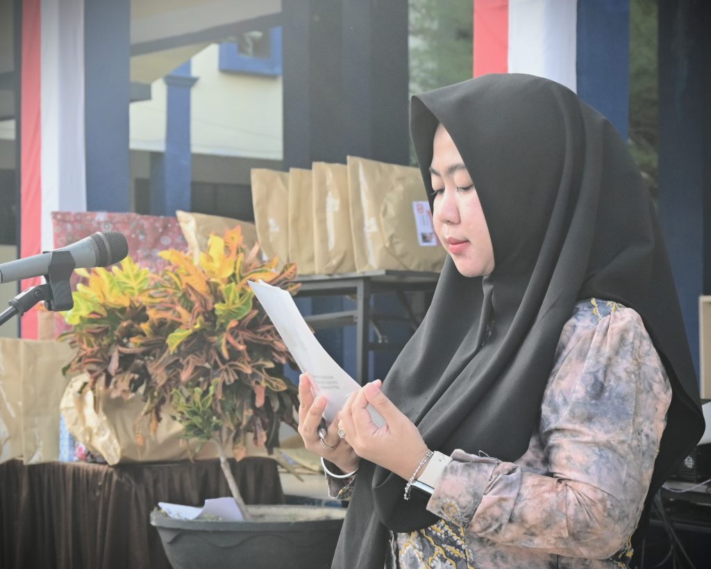 Pembawa Acara Nurrizky Novita Wardhani, S.Kom., M.I.Kom. saat khusyuk berdoa (Foto:Humas/Jamal Ripani)
