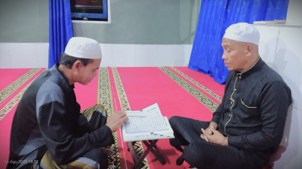 Pengajar TPQ Desa Hinas Kanan saat mendampingi pembelajaran membaca Al-Qur'an.