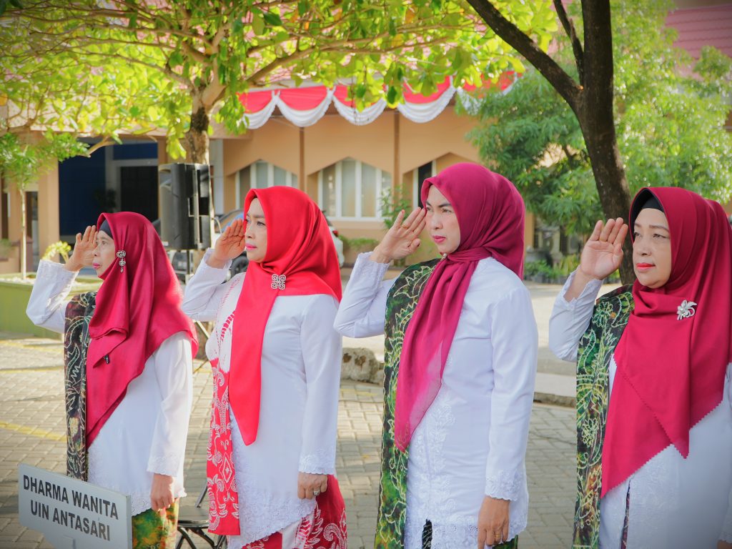 Pengurus DWP UIN Antasari saat mengikuti upacara (Foto:Humas)