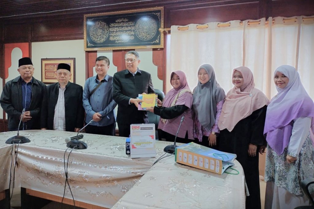 Pertukaran cenderamata antara kedua belah pihak.