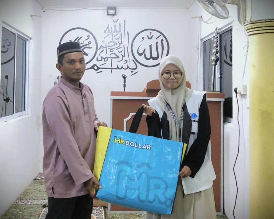 Perwakilan masyarakat saat menerima simbol apresiasi dari para mahasiswa.