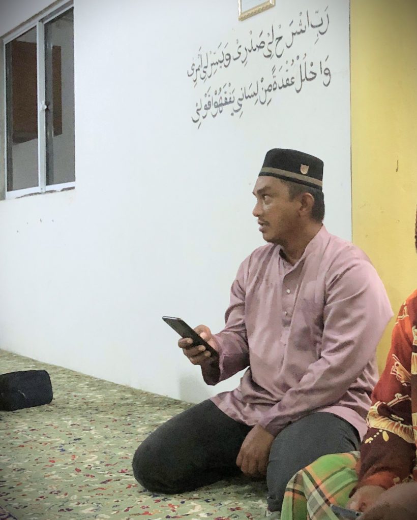 Perwakilan masyarakat saat menyampaikan kesan dan pesannya.