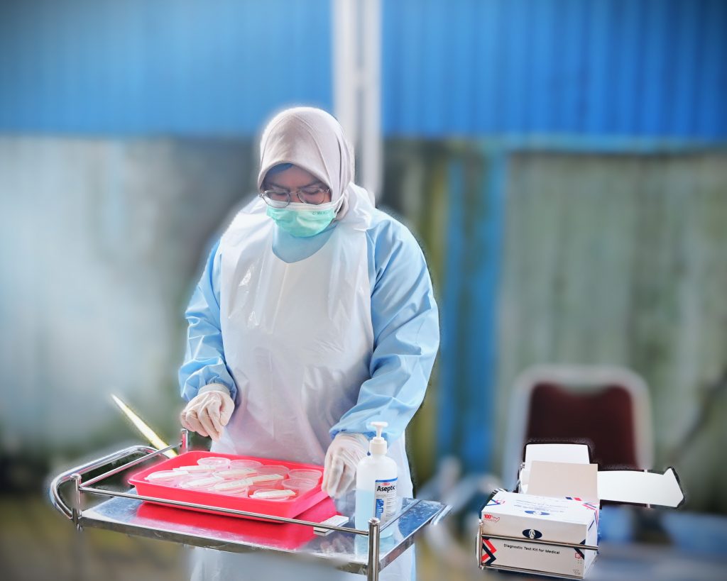Petugas Klinik saat melakukan tes NAPZA (Foto:Humas/Jamal Ripani)