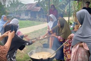 Proses memasak kuliner bubur baayak bersama ibu-ibu Desa Masiraan.