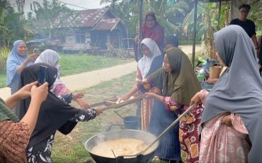 Proses memasak kuliner bubur baayak bersama ibu-ibu Desa Masiraan.