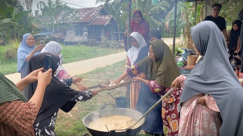 Proses memasak kuliner bubur baayak bersama ibu-ibu Desa Masiraan.