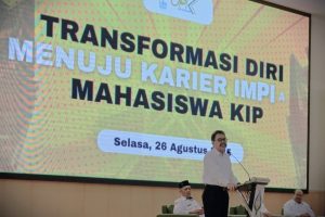 Rektor UIN Antasari Prof. Dr. H. Mujiburrahman, M.A. saat menjadi narasumber perdana (Foto:Humas/Jamal Ripani)