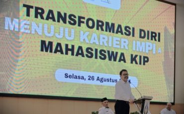 Rektor UIN Antasari Prof. Dr. H. Mujiburrahman, M.A. saat menjadi narasumber perdana (Foto:Humas/Jamal Ripani)