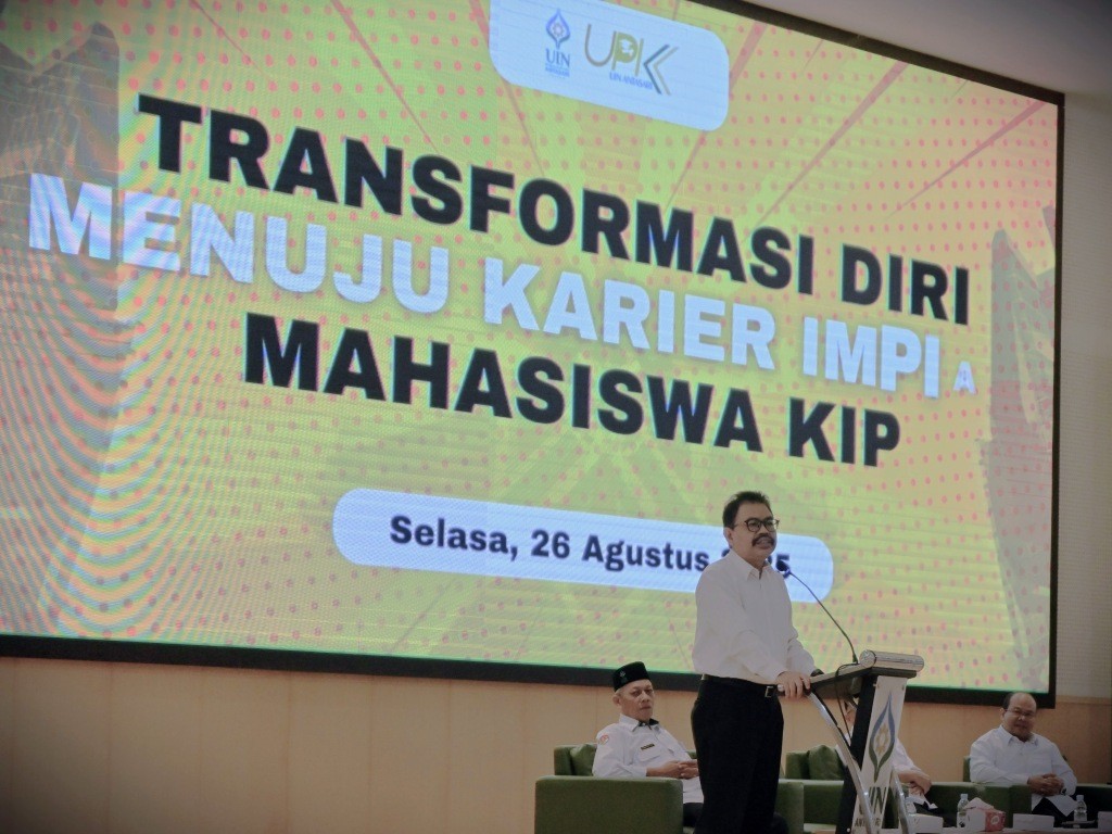 Rektor UIN Antasari Prof. Dr. H. Mujiburrahman, M.A. saat menjadi narasumber perdana (Foto:Humas/Jamal Ripani)