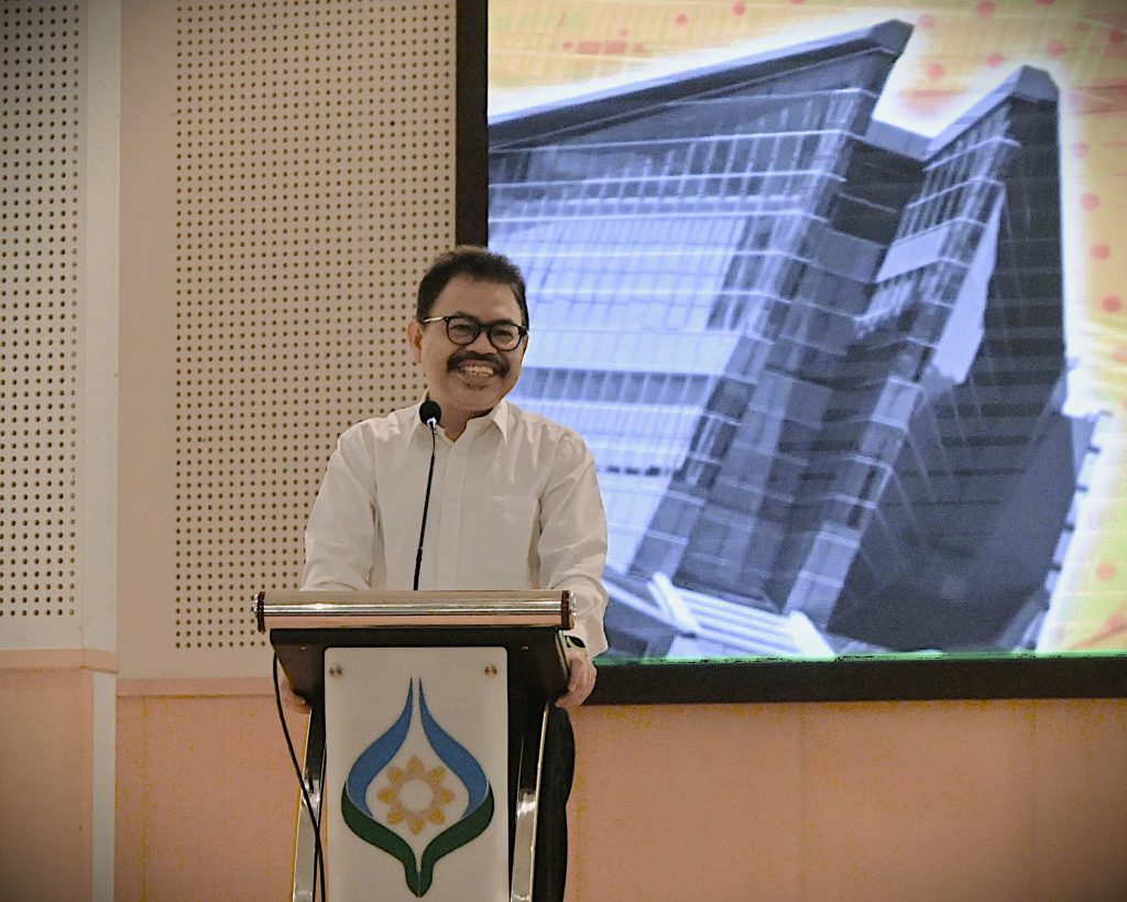 Rektor UIN Antasari Prof. Dr. H. Mujiburrahman, M.A. saat menjadi pemateri perdana (Foto:Humas/Jamal Ripani)