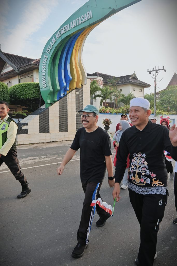 Rektor UIN Antasari saat berjalan santai keluar gerbang kampus 1 (Foto:Humas)