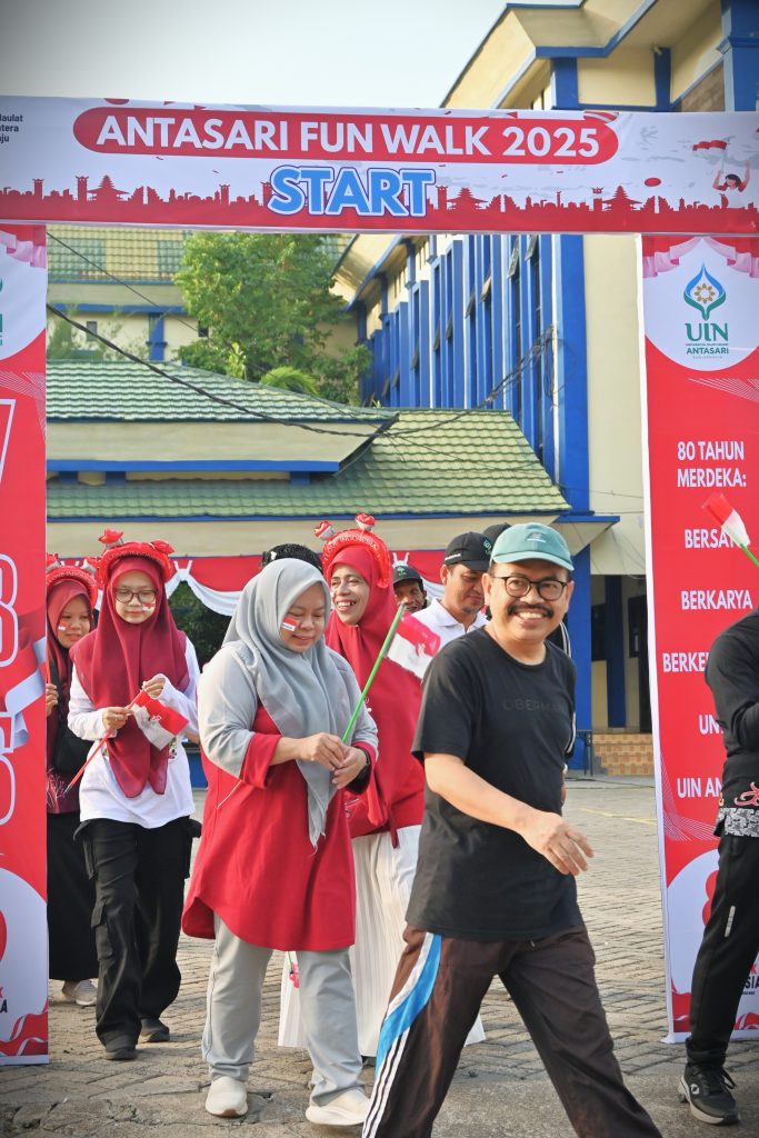 Rektor UIN Antasari saat ceria mengikuti jalan santai (Foto:Humas)