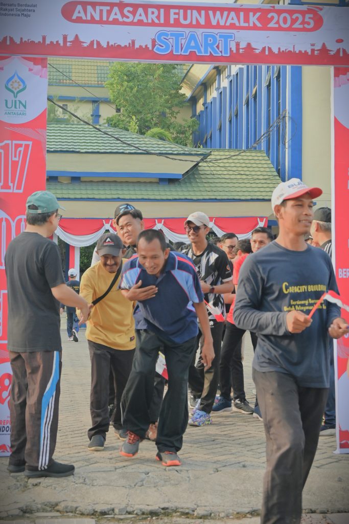Rektor UIN Antasari saat melepas peserta jalan santai (Foto:Humas)