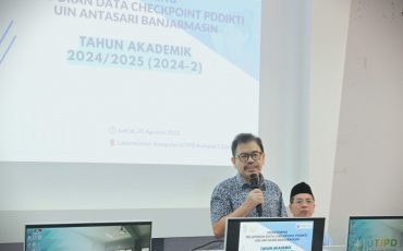 Rektor UIN Antasari saat membuka Raker PDDikti (Foto:Humas/Jamal Ripani)