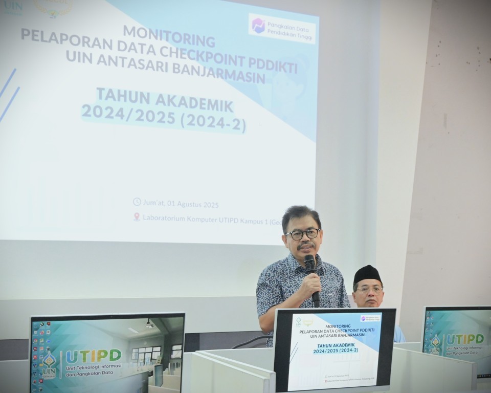 Rektor UIN Antasari saat membuka Raker PDDikti (Foto:Humas/Jamal Ripani)