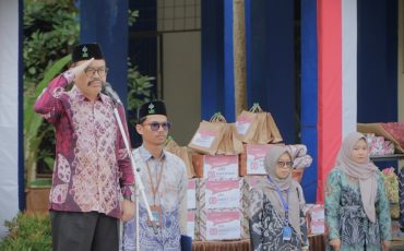 Rektor UIN Antasari saat menjadi inspektur upacara (Foto:Humas)