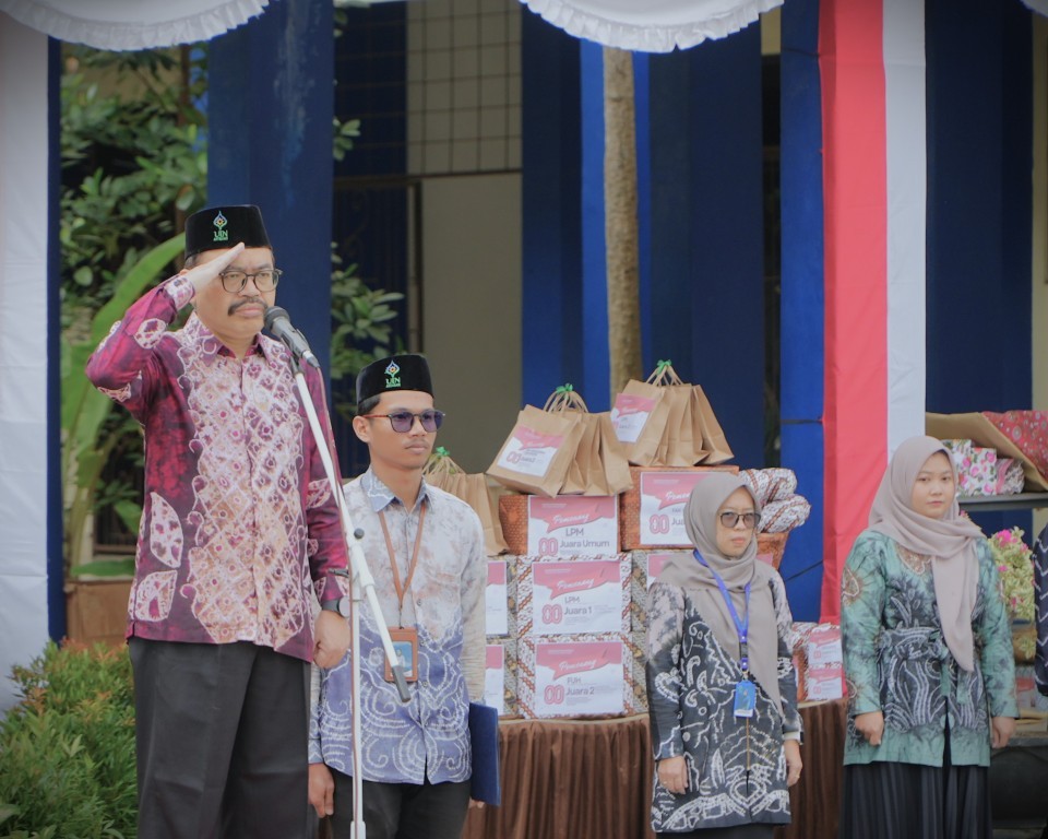 Rektor UIN Antasari saat menjadi inspektur upacara (Foto:Humas)
