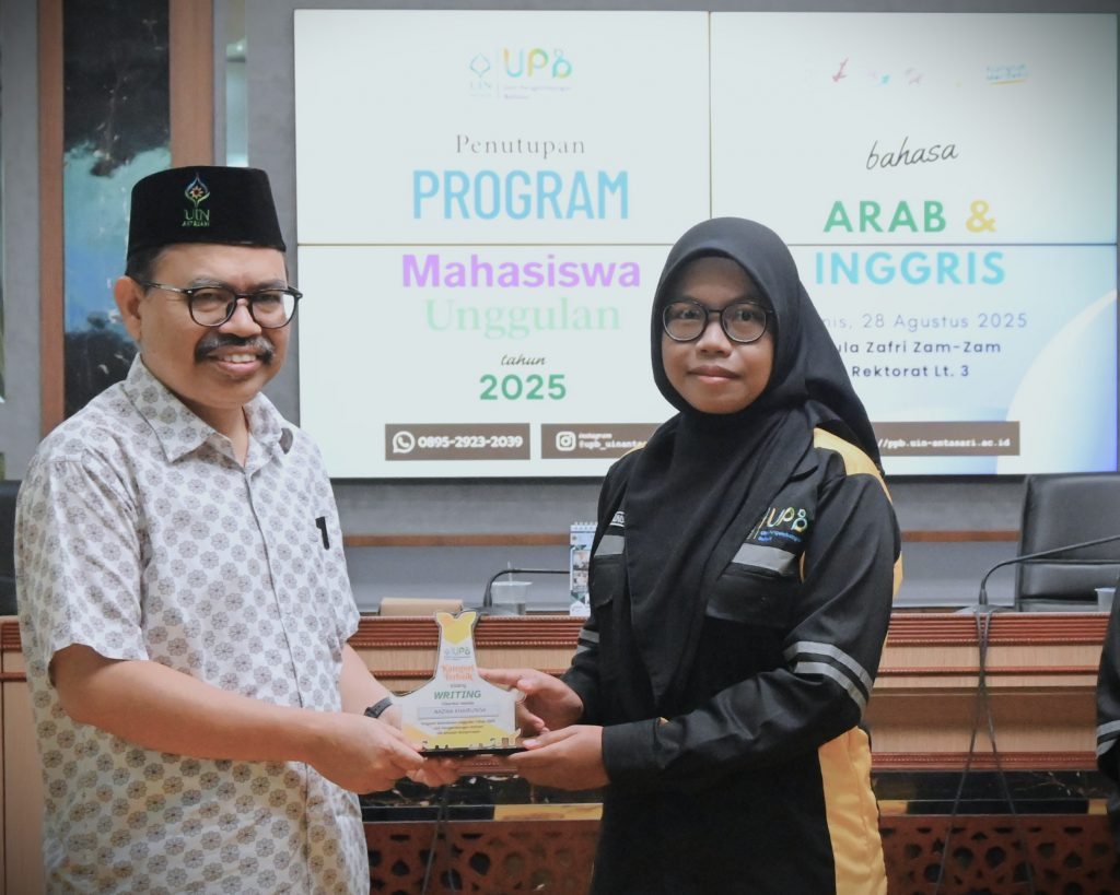 Rektor saat menyerahkan penghargaan (Foto:Humas)