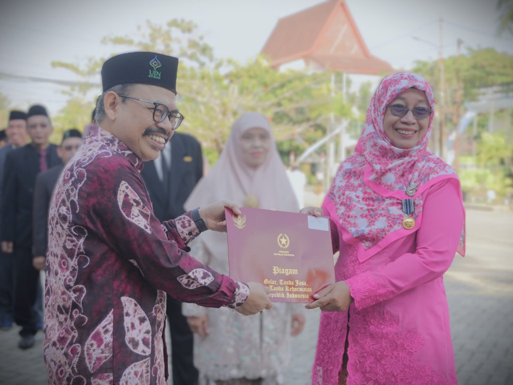 Rektor saat menyerahkan piagam kepada Dr. Inna Muthmainnah, M.A. (Foto:Humas/Baiti Rahmi)