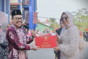 Rektor saat menyerahkan piagam kepada Shanty Komalasari, M.Psi., Psikolog (Foto:Humas/Jamal Ripani)