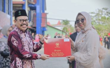 Rektor saat menyerahkan piagam kepada Shanty Komalasari, M.Psi., Psikolog (Foto:Humas/Jamal Ripani)