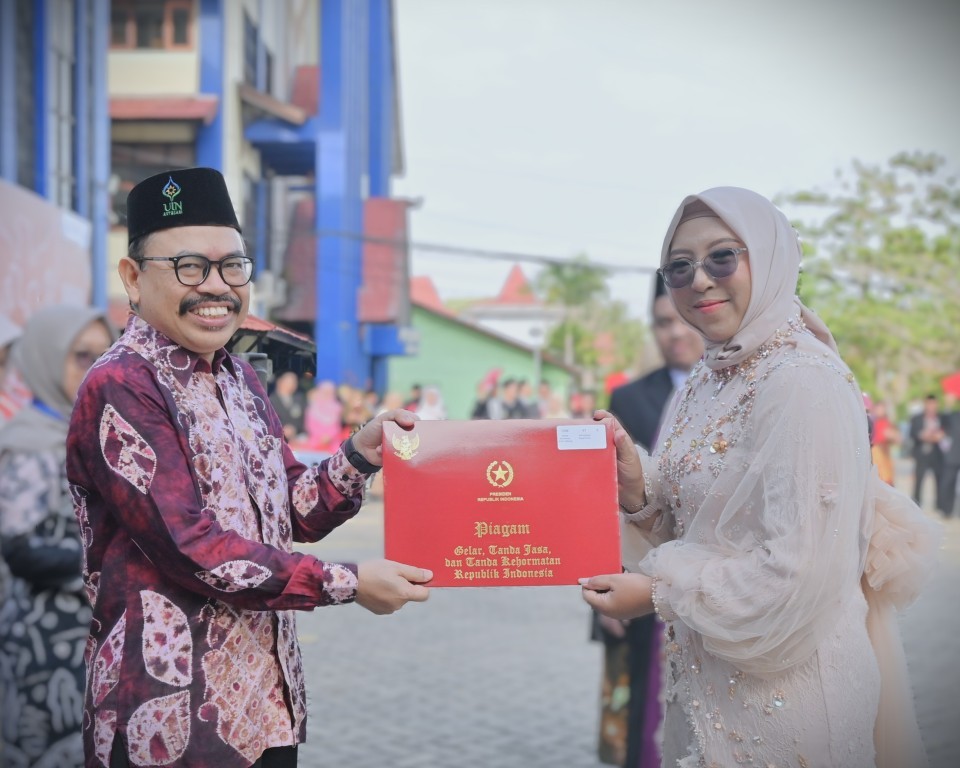 Rektor saat menyerahkan piagam kepada Shanty Komalasari, M.Psi., Psikolog (Foto:Humas/Jamal Ripani)