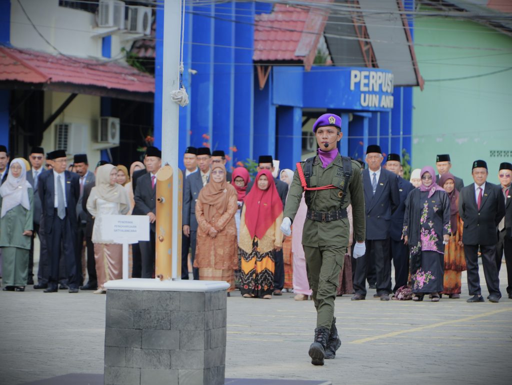 Resimen Mahasiswa Suryanata Satuan 602 Ant saat memasuki lapangan upacara (Foto:Humas)