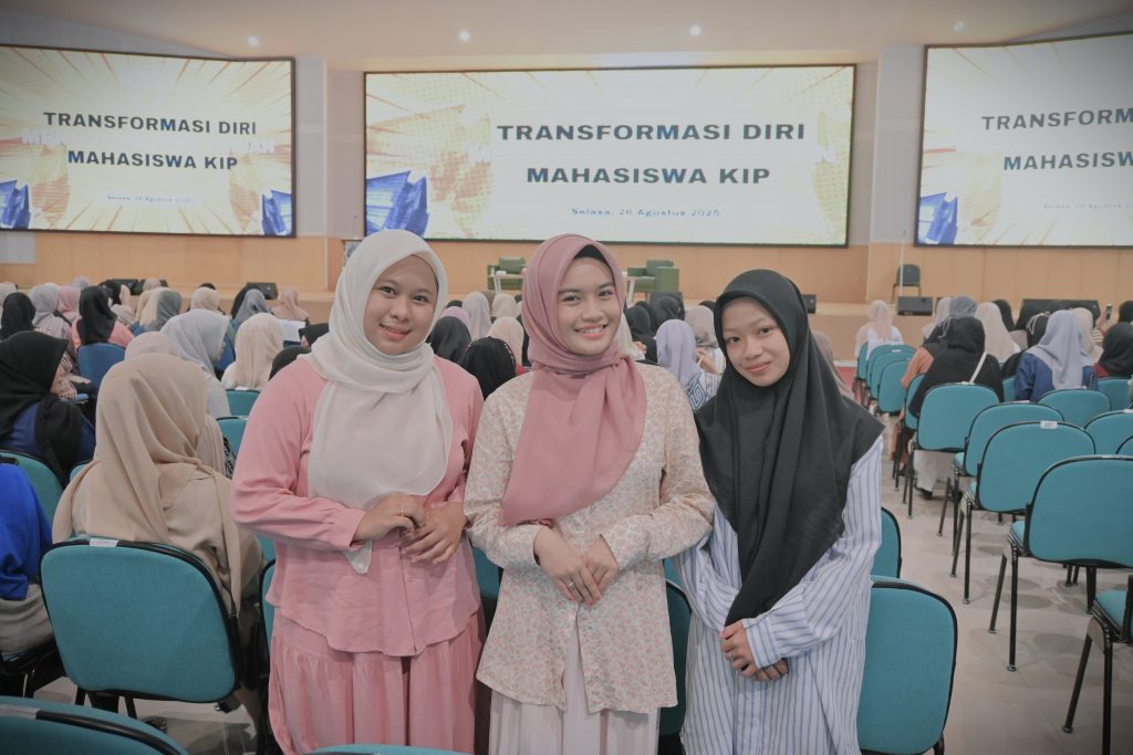 Sakina Azzahra, Vita Mutia R, dan Auliana saat berfoto bersama di jeda kegiatan (Foto:Humas/Jamal Ripani)