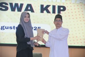 Salah satu peserta saat menerima hadiah usai memberikan pertanyaan (Foto:Humas/Jamal Ripani)