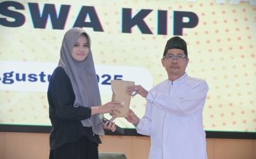 Salah satu peserta saat menerima hadiah usai memberikan pertanyaan (Foto:Humas/Jamal Ripani)