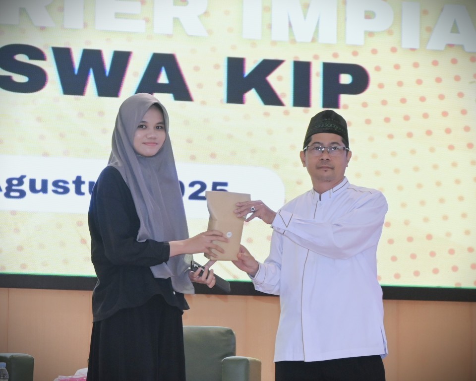 Salah satu peserta saat menerima hadiah usai memberikan pertanyaan (Foto:Humas/Jamal Ripani)