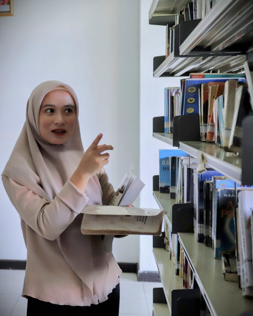 Seorang mahasiswi saat mencari buku yang diinginkan (Foto:Humas/Rudy Hermawan)